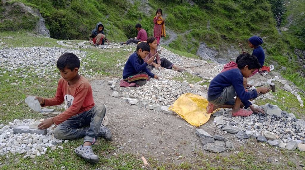 कापी कलम बोक्ने कलिला हातमा हथौडा र गिट्टी !